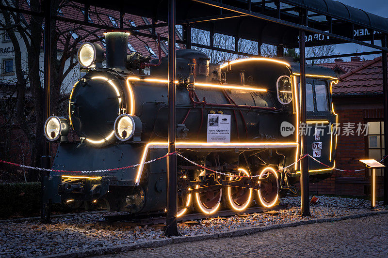黑色复古火车头装饰着圣诞LED灯。