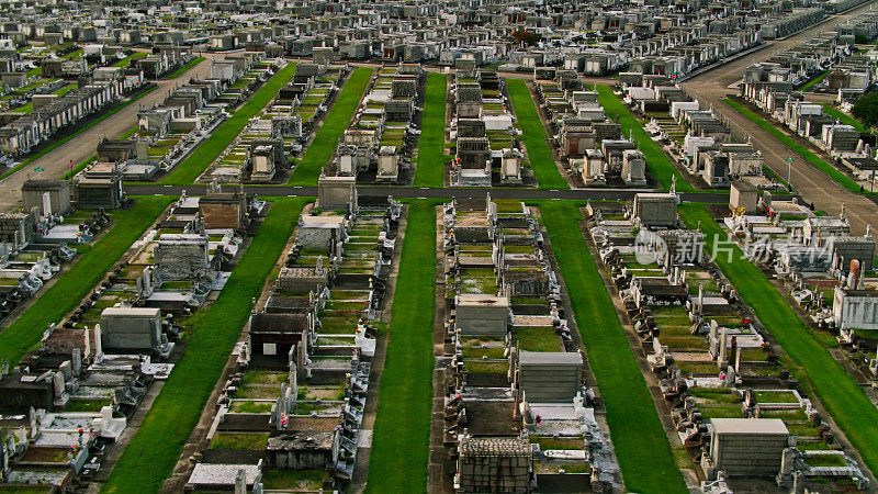 新奥尔良公墓里一排排整齐的坟墓