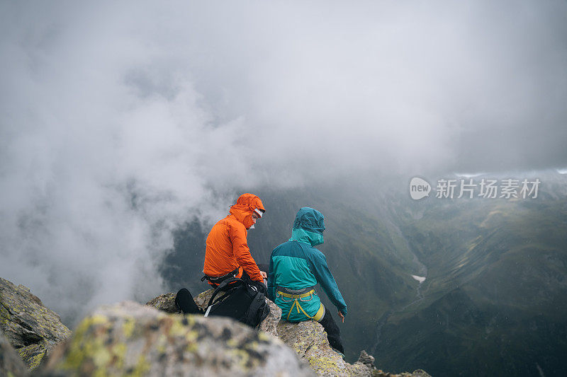 几个登山者在山脊上停下来