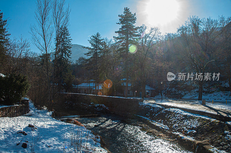 冬季山地景观，河流积雪和树木，最喜欢野餐的地方