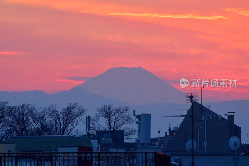 日落后的富士山:东京住宅区的景色