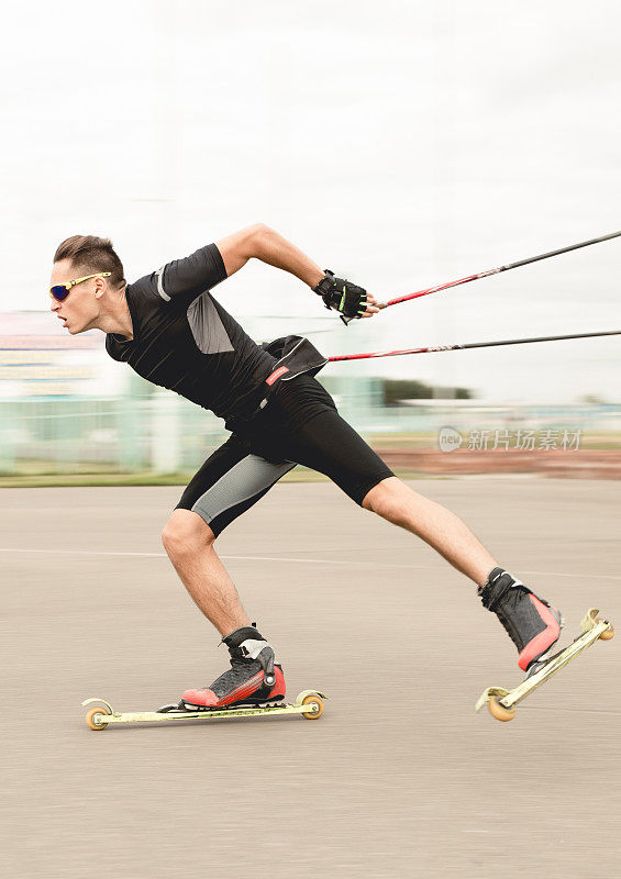 滚轴滑雪摄影的运动概念。男性肖像的专业运动员户外运动滑雪护目镜的眼睛保护。男人在滑旱冰。运动员正在做运动