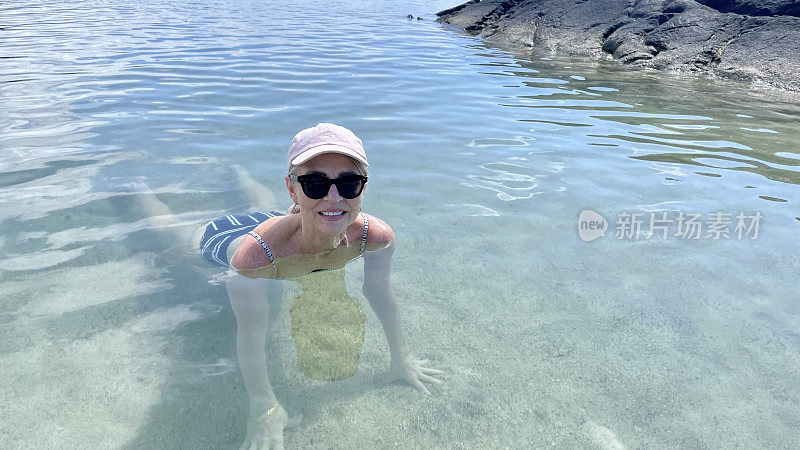 女子漂浮在海水中