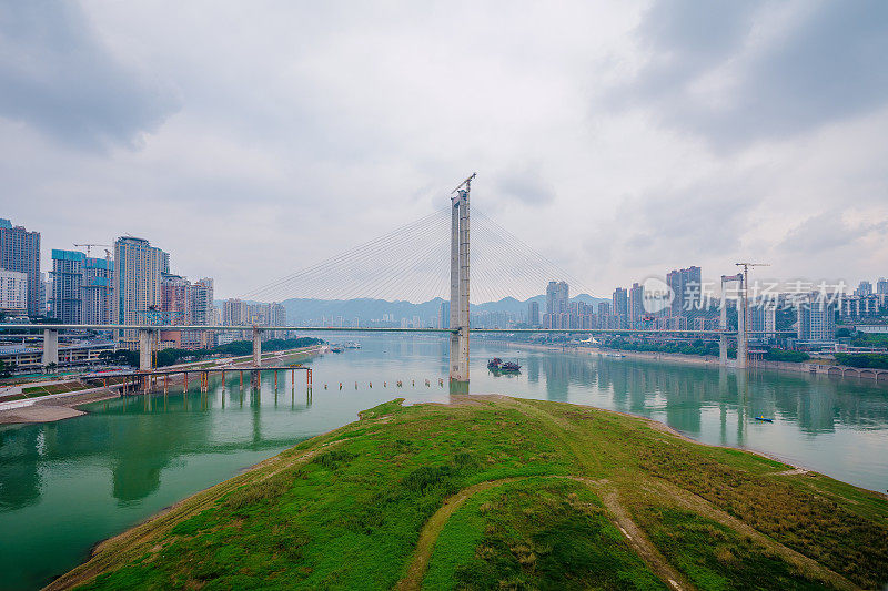 阴天重庆滨江城市的现代建筑和立交桥