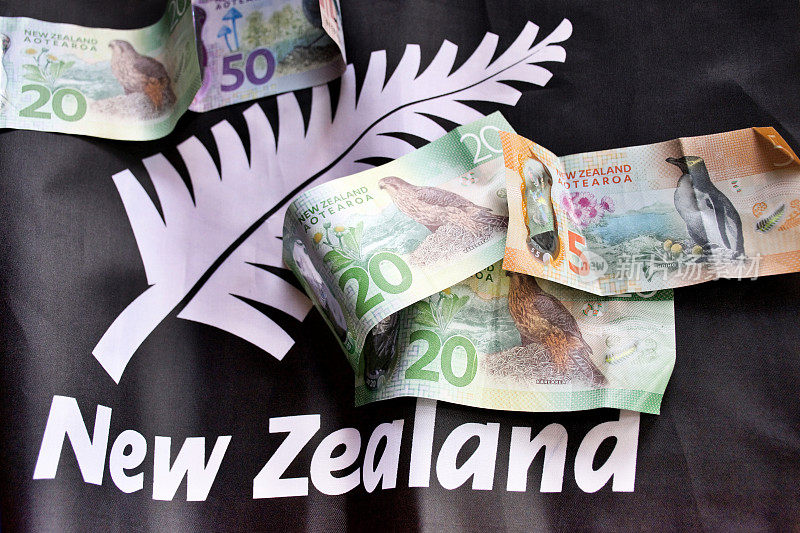 有新西兰国旗背景的新西兰货币(NZD)