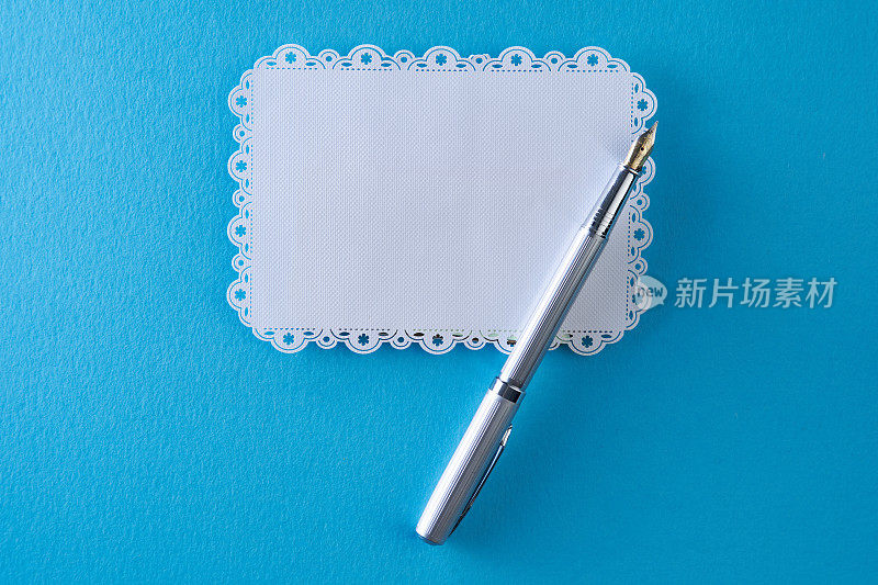 空白的白色剪纸艺术，用于贺卡或留言用钢笔