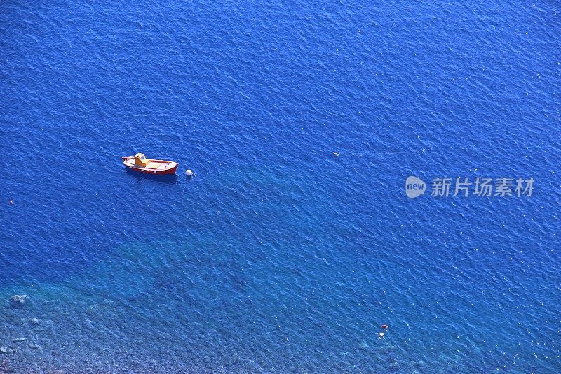希腊圣托里尼岛爱琴海上的小船
