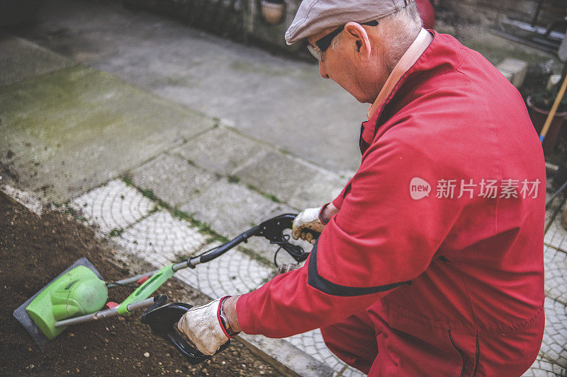 高年级使用小型中耕机进行后院耕作