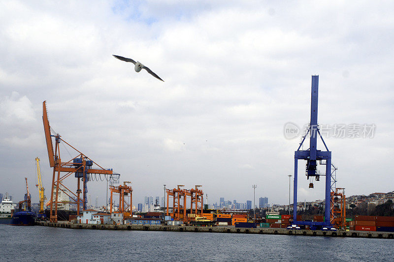 起重机在伊斯坦布尔港口装卸货物。