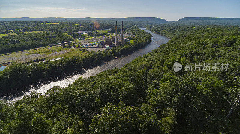 在一个阳光明媚的夏日，河岸上的热电厂，遥望特拉华水峡。位于美国宾夕法尼亚州的特拉华河，与美国新泽西州边境附近。