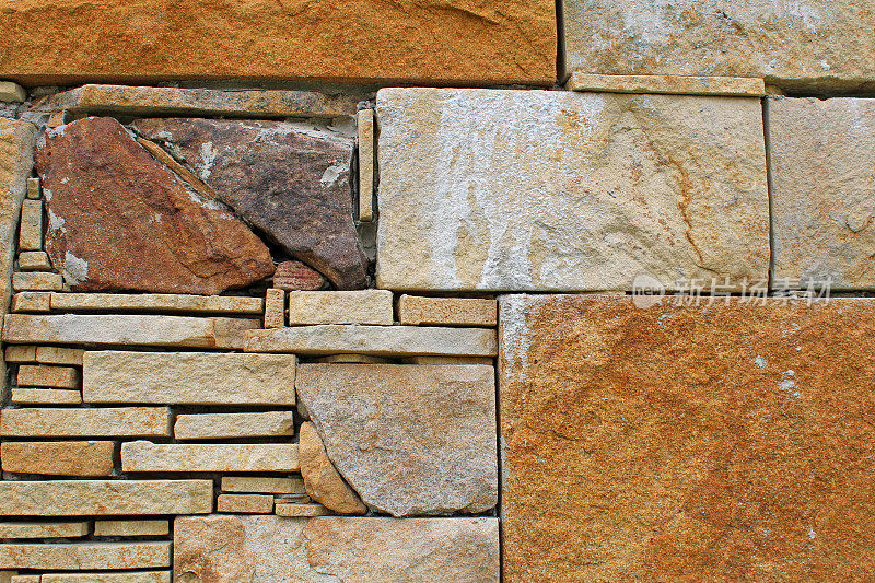 用褐色的岩石拼凑成一堵烟囱墙