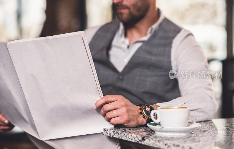 商人在咖啡馆读日报，哀悼。空的，空白的，白色的报纸仿造