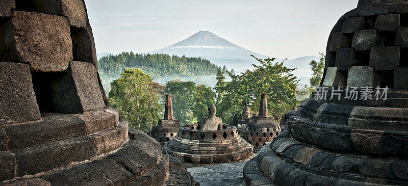 清晨，婆罗浮屠寺。