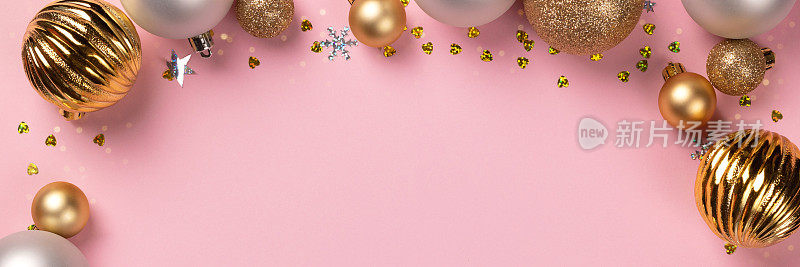 圣诞框架与金色和银色的球在粉红色的背景旗帜