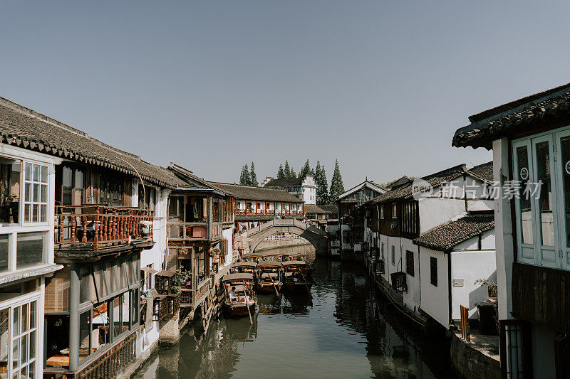 中国上海水上的老渔村景观，河上的船和河边的传统房屋