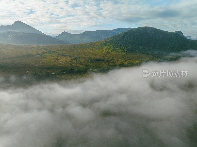 无人机飞过挪威山区的云层