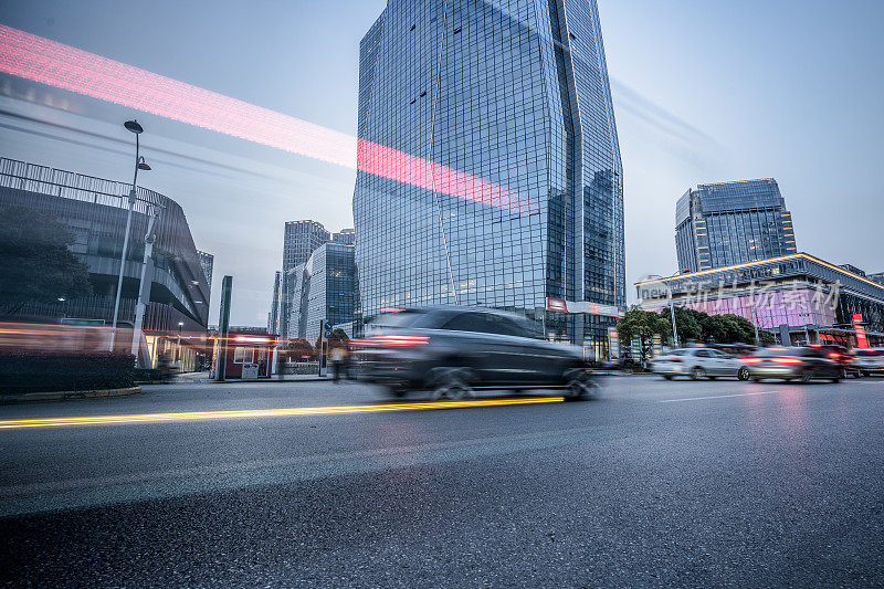 中国上海现代建筑，动感模糊车