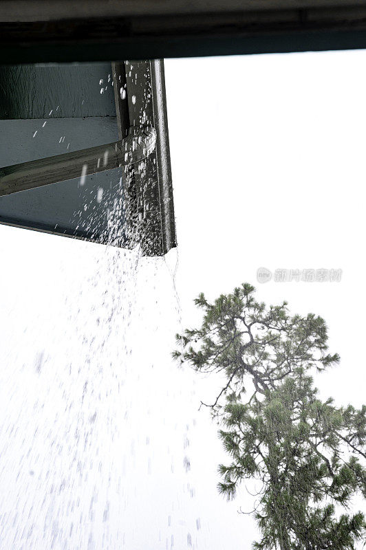 独栋住宅在暴雨期间，有水槽和恶劣的天气