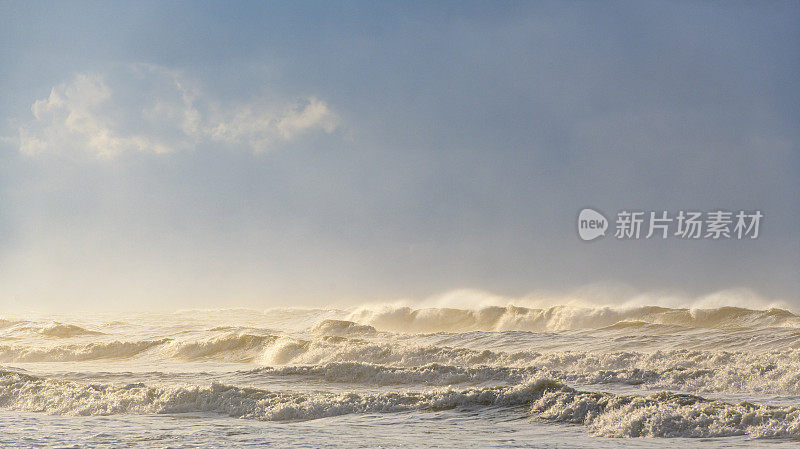 瓦登海区特塞尔岛海滩上的海浪