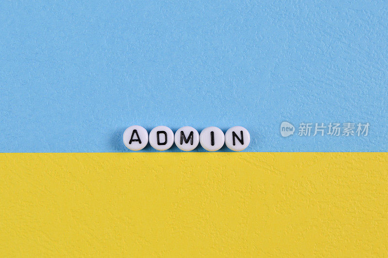 字母珠与文字ADMIN孤立在蓝色和黄色的背景