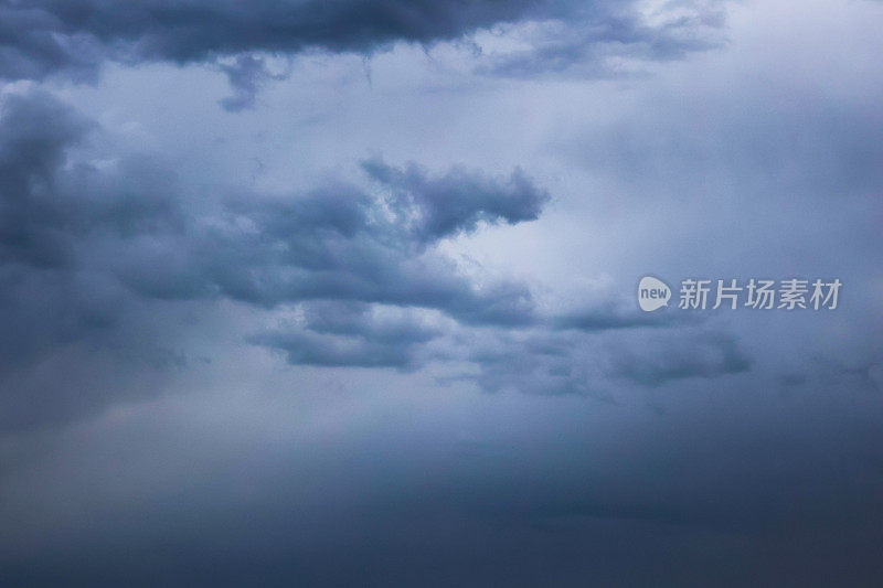 天空布满了雷雨