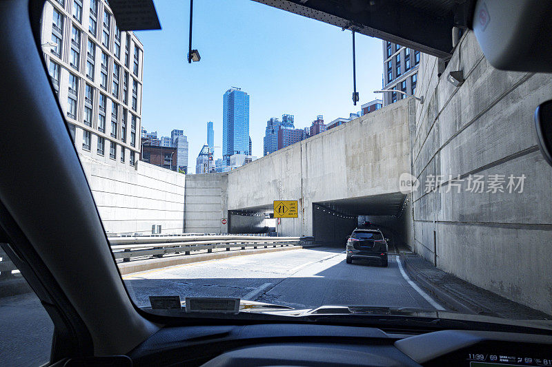 开车穿过曼哈顿纽约高速公路地下隧道