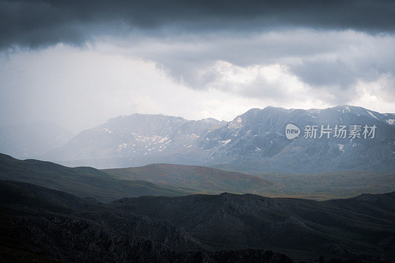 天气阴沉的山脉景观