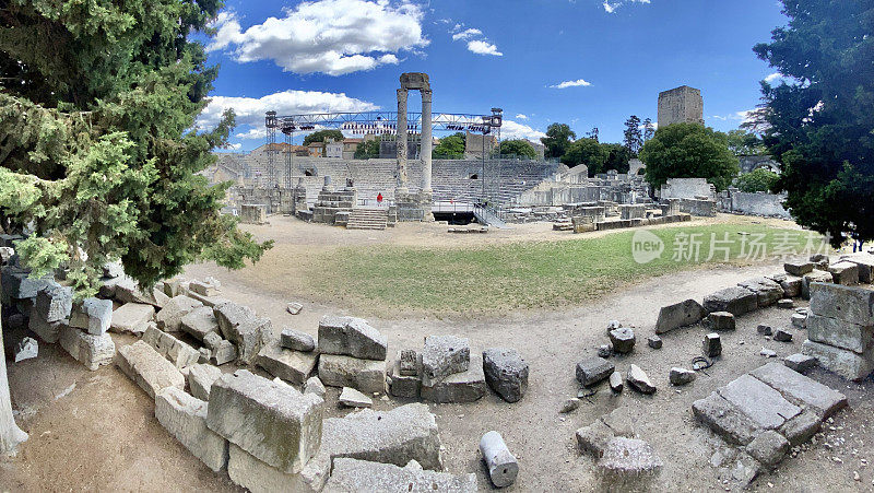 阿尔勒罗马剧院是一座建于1世纪的罗马剧院，建于凯撒奥古斯都统治时期，是联合国教科文组织保护的世界遗产。(超广角全景图)
