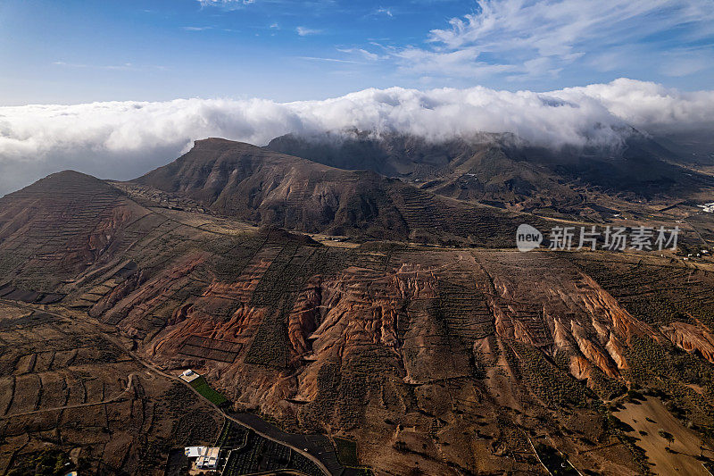 西班牙加那利群岛兰萨罗特岛北部法马拉山脉的鸟瞰图。