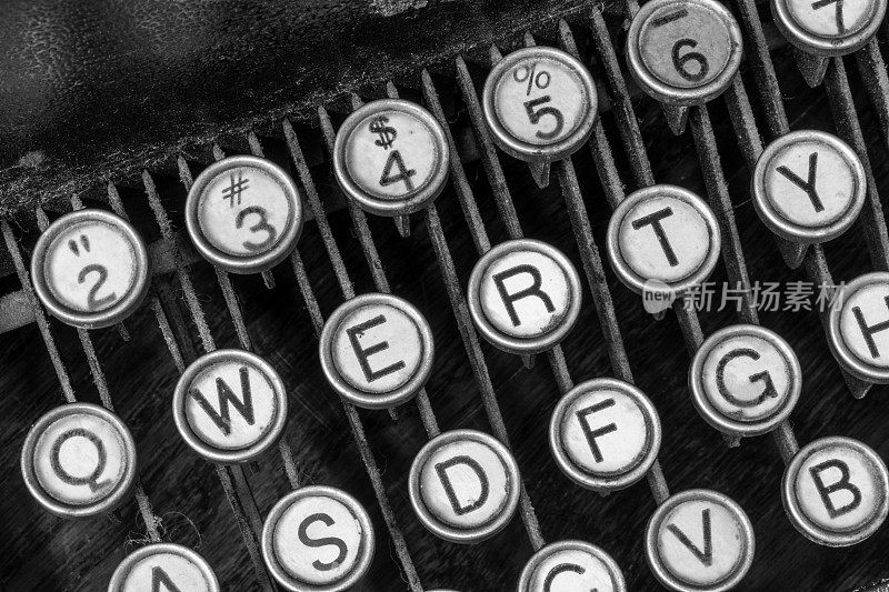 显示传统QWERTY键的古董打字机。在发短信之前，人们用打字机写信交流。