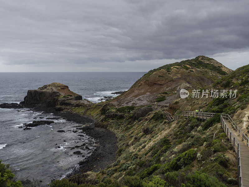 岩石海岸线上的木板路