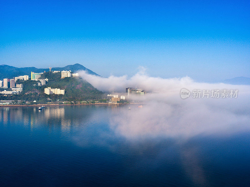 清晨，浓雾笼罩着香港沙田海