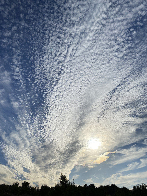 海面上有岛屿，天空被高积云覆盖