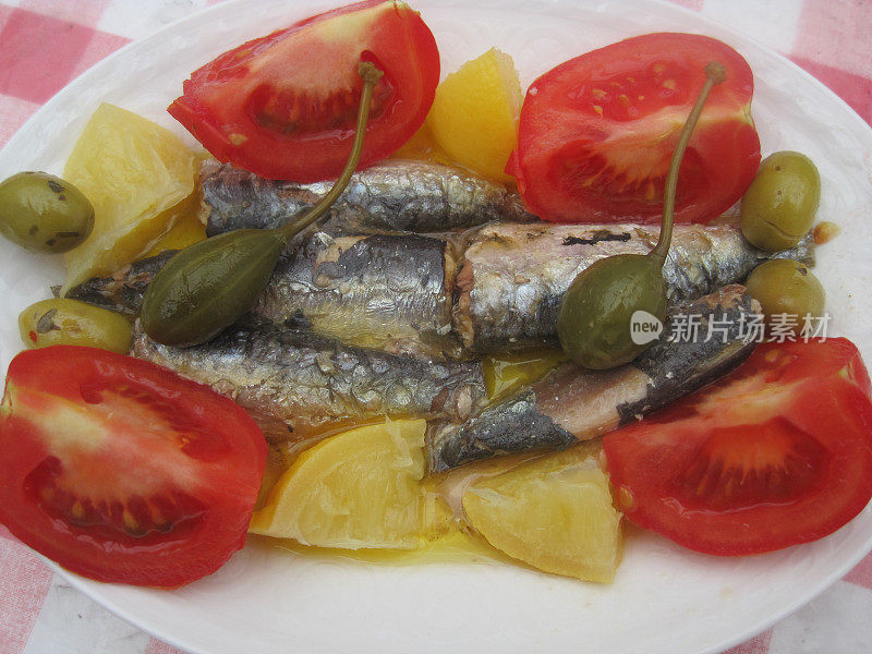 橄榄油沙丁鱼罐头配蜜饯柠檬刺山莓和青橄榄