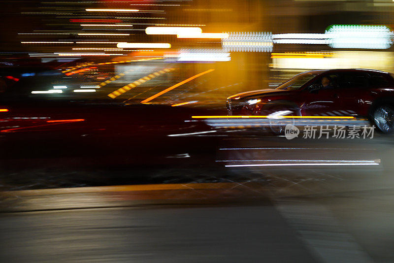 夜晚的汽车:模糊的运动