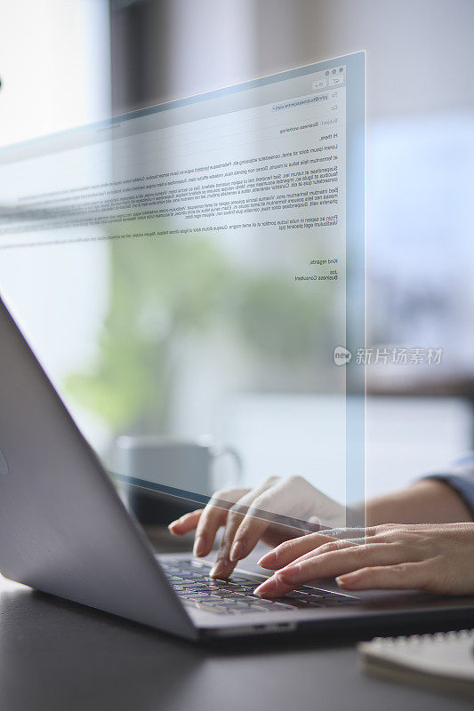 电子邮件概念与妇女使用笔记本电脑与信息的图形覆盖