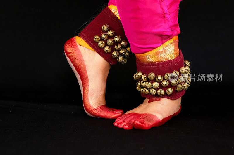 印度古典女舞者的脚在近景中演示巴拉多那提亚舞的舞蹈姿势