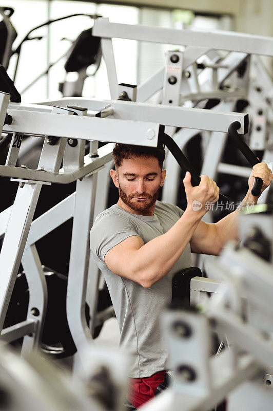 健美男子在健身房锻炼的肖像。
