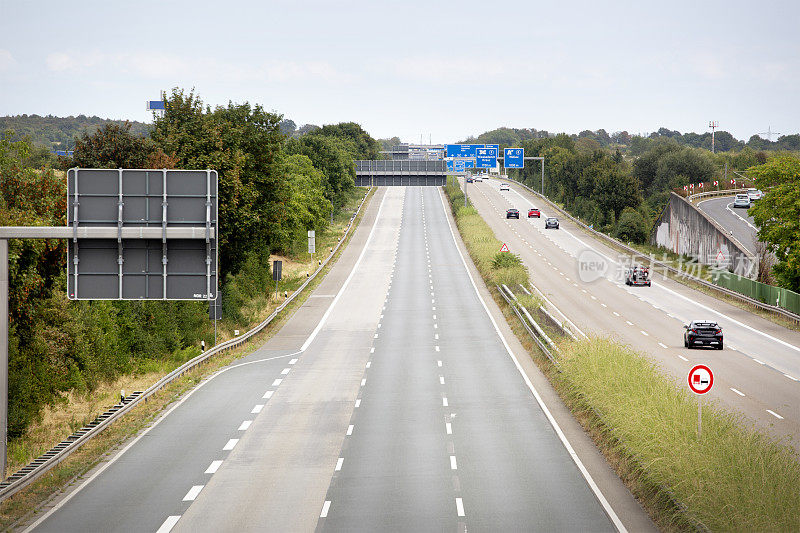 德国高速公路上的空车道-高角度视图