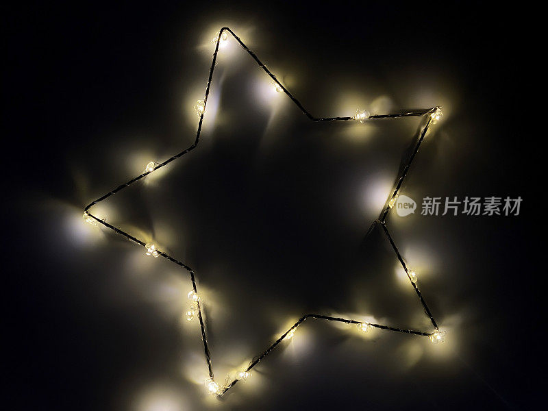 星星形状的圣诞灯在黑暗的背景