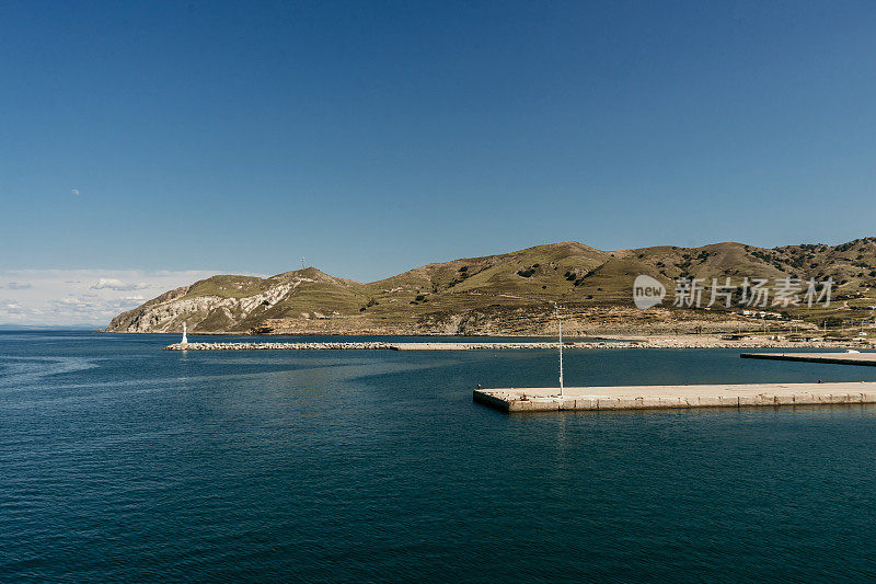 岛屿、防波堤和灯塔。