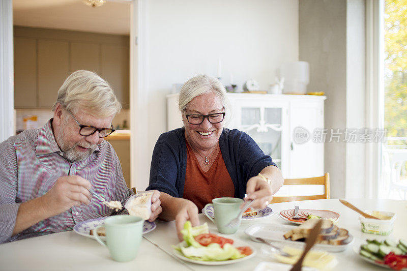 一对老夫妇在一起享用早餐