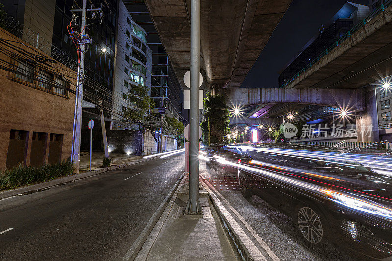 轻轨，夜间交通