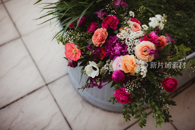 婚礼装饰的花盆里的花