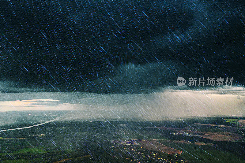 雷云。下雨了。雨滴。鸟瞰图。无人机摄影