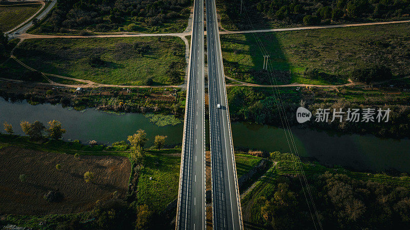 沿着葡萄牙的道路和桥梁，航拍的过境图像具有史诗般的场景。