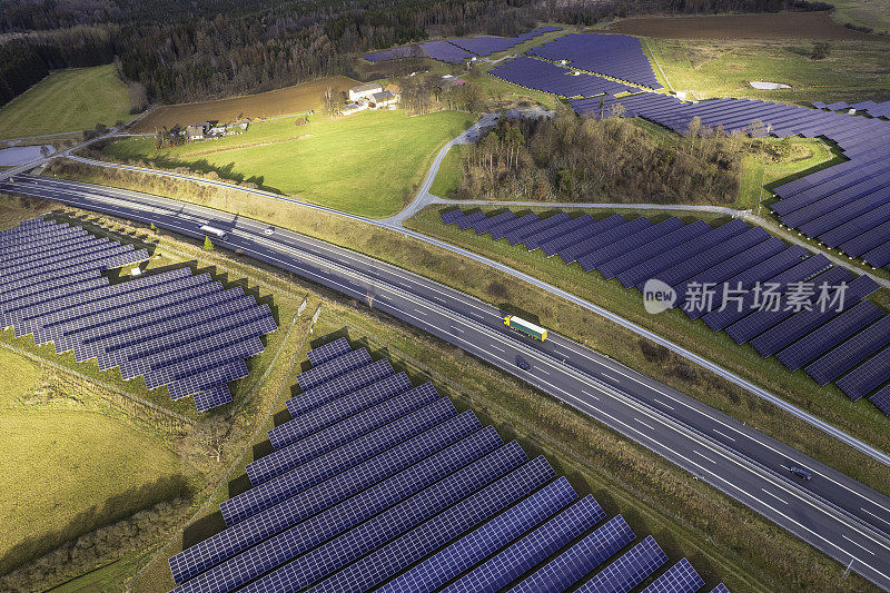 高速公路附近现代太阳能电池板的鸟瞰图