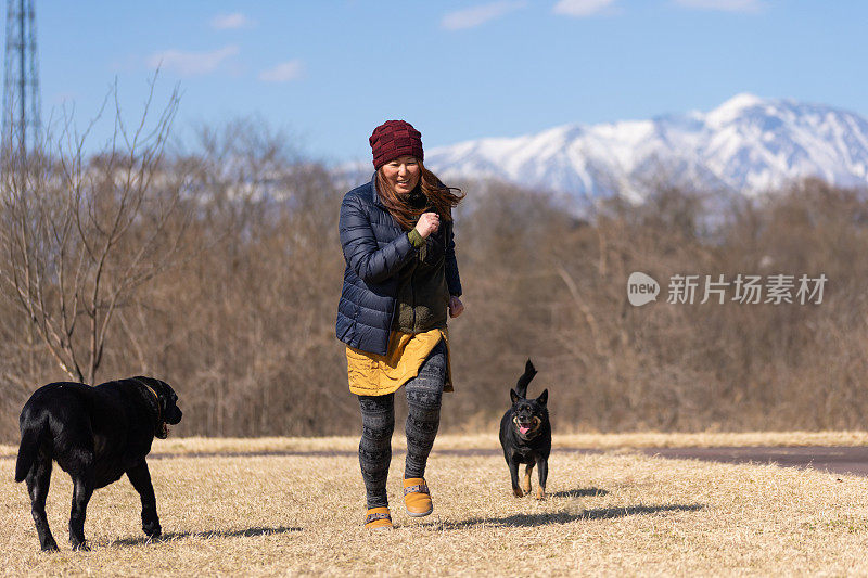 亚洲女子在公园里遛狗