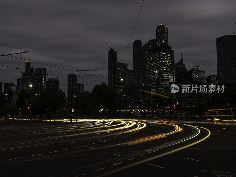 夜晚城市街道十字路口