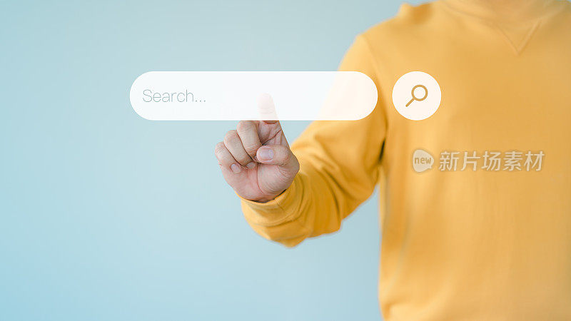 信息搜索技术SEO搜索引擎优化。用手指按下虚拟屏幕上的搜索按钮查找数据和信息。使用搜索控制台与您的网站。网络搜索概念。